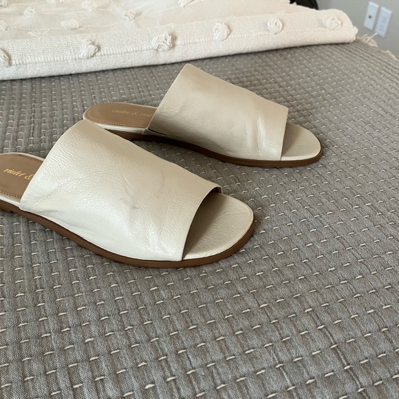 Women’s slip on sandal, size 9. - Picture 2 of 4